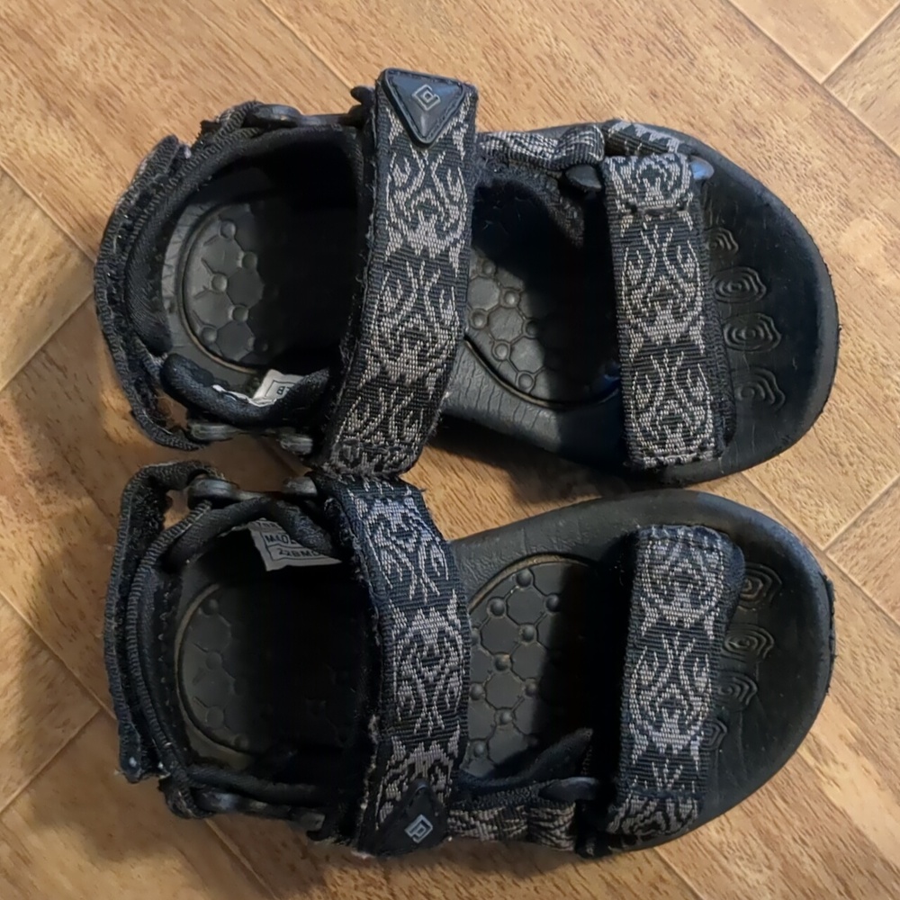 Black toddler sandals